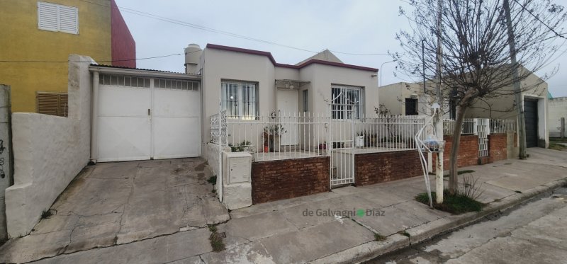 Casa 2 dorm, 150m² con garage — Corrientes 691