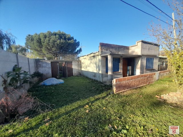 Casa a reciclar 2 dorm, 1 baño, garage — Muñiz al 2500