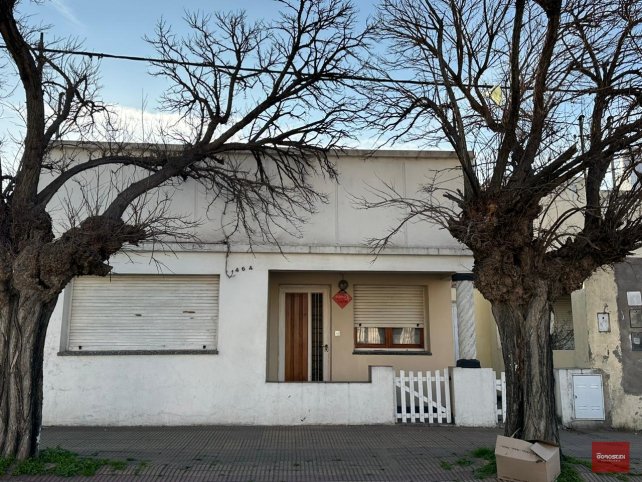 Casa en venta 2 dorm, 1 baño, lote 8,66x55 — Villa Italia