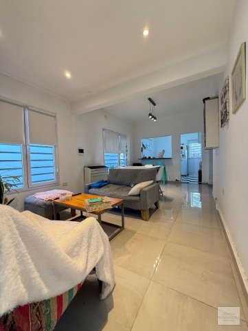 Casa en venta de dos dormitorios, 65m² — Avenida Rivadavia