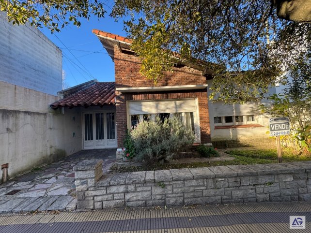 Casa céntrica en venta ideal para vivienda familiar o uso de oficinas — 9 de julio 121