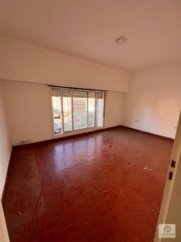 Casa 2 dorm, 85m² con garage y patio — 9 de Julio
