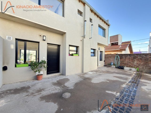 Departamento dúplex en venta con patio y cochera — Villa Italia