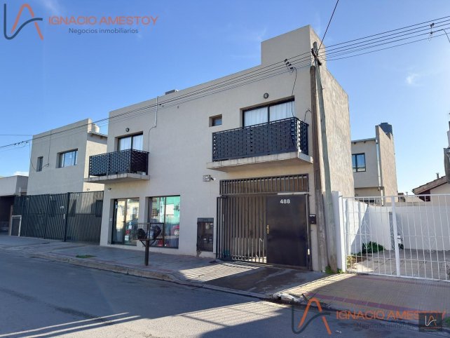 Departamento dúplex en venta con patio y cochera — Villa Italia