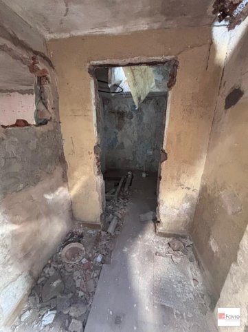 Lote en venta. x 33 mts con casa a demoler