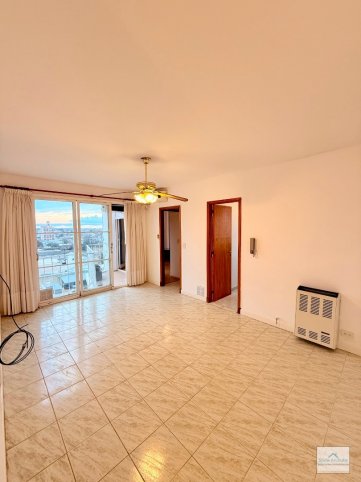 Depto 1 dorm, 1 baño, 6° piso, excelente estado — Sarmiento y Paz