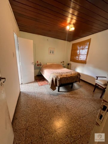 Casa en esquina de 2 dorm, 90m² con patio y garage — Lisandro de la Torre 1200