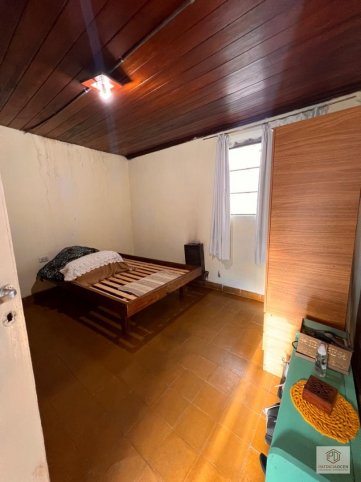 Casa en esquina de 2 dorm, 90m² con patio y garage — Lisandro de la Torre 1200