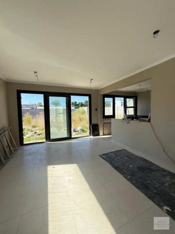 Casa a estrenar 2 dorm, 90m² con garage — Nigro 3100