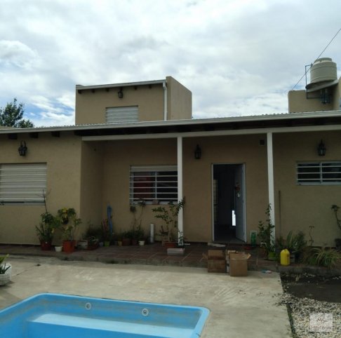 Casa 2 dorm, 120m² con cochera y pileta