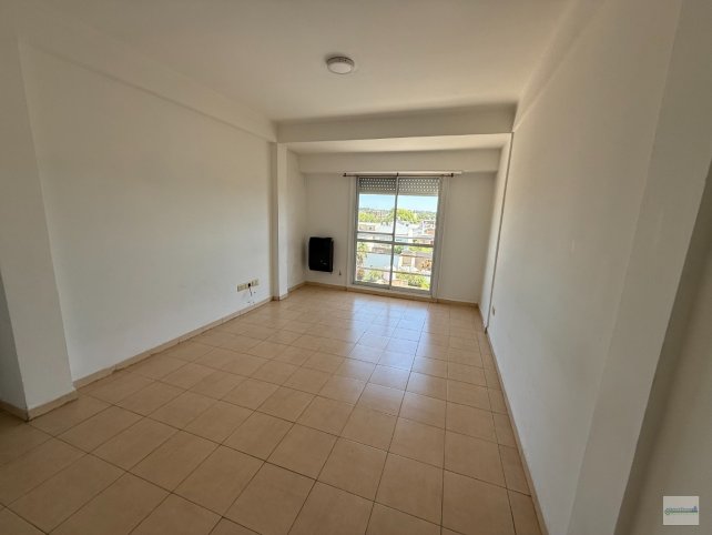 Depto de 1 dormitorio, baño completo, cocina separada — Av España al 200