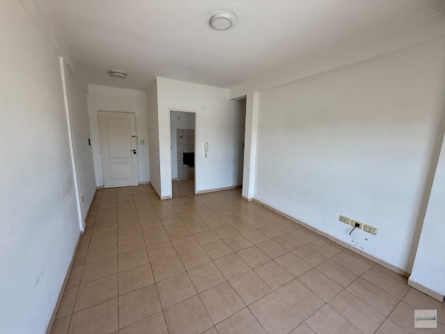 Depto de 1 dormitorio, baño completo, cocina separada — Av España al 200