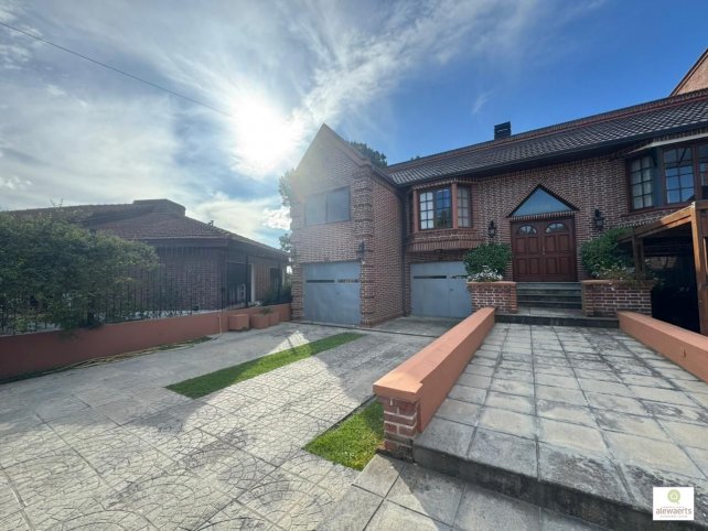 Casa 4 dorm, 250m² en El Cerrito con piscina y garaje