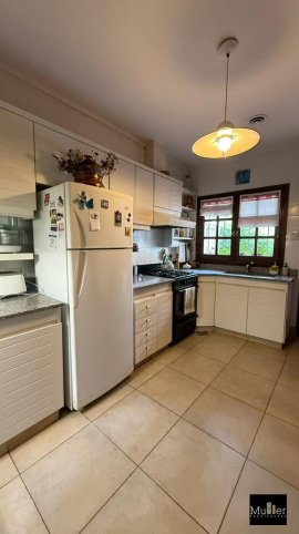 Casa 3 dorm con jardín y pileta — Santamarina