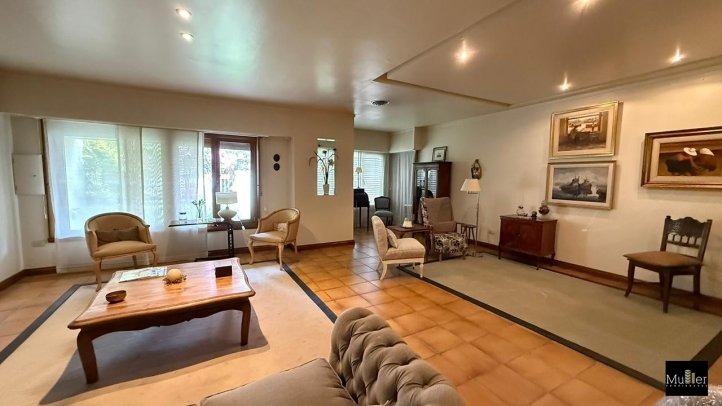 Casa 3 dorm con jardín y pileta — Santamarina