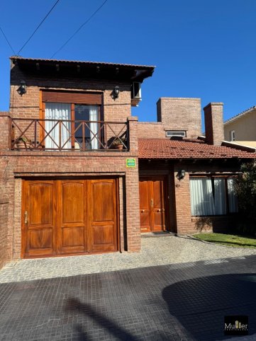 Casa 2 dorm, 2 baños, garage — Serrano al 1400