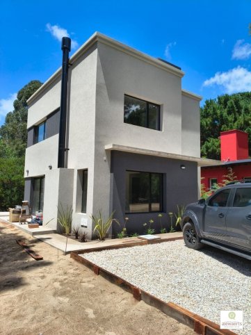 Casa 2 dorm, 112m² a estrenar en Mar de las Pampas