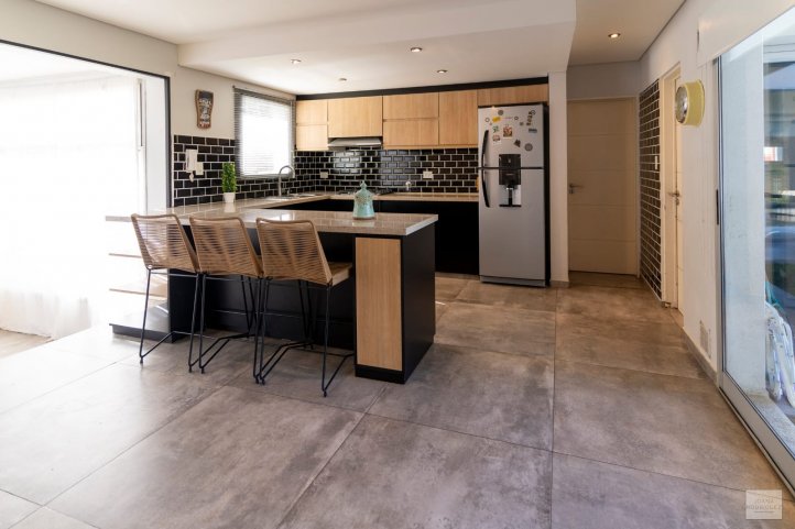 Casa en Av Brasil 800, 270m², 3 dorm, 4 baños, con pileta