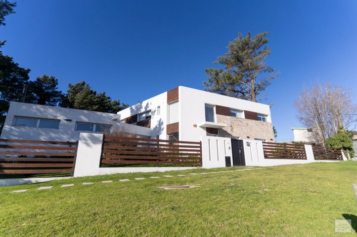 Casa en Av Brasil 800, 270m², 3 dorm, 4 baños, con pileta