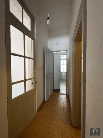 Casa en venta, semicentrica 3 habitaciones, un baño, patio verde y estacionamiento