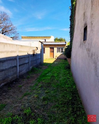 Casa 1 dorm, 10x30mts con garage — Rosales 1700