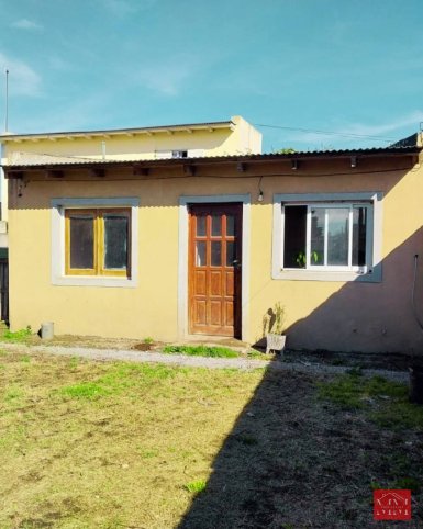 Casa 1 dorm, 10x30mts con garage — Rosales 1700