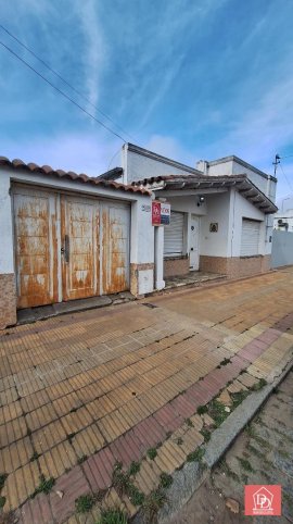 Casa en Belgrano 1327, 2 dorm, 1 baño, entrada de autos y quincho