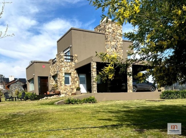 Casa en Zona Don Bosco, 8 dorm, 454m², 5 baños, 5 cocheras