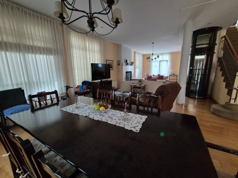 Casa 4 dorm, 378m² en Bo. La Rosa con cochera y piscina