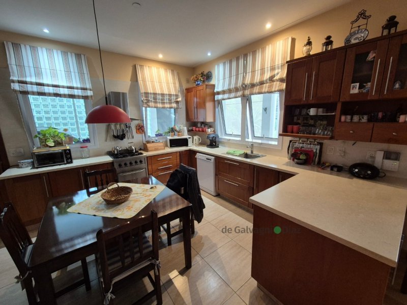 Casa 4 dorm, 378m² en Bo. La Rosa con cochera y piscina