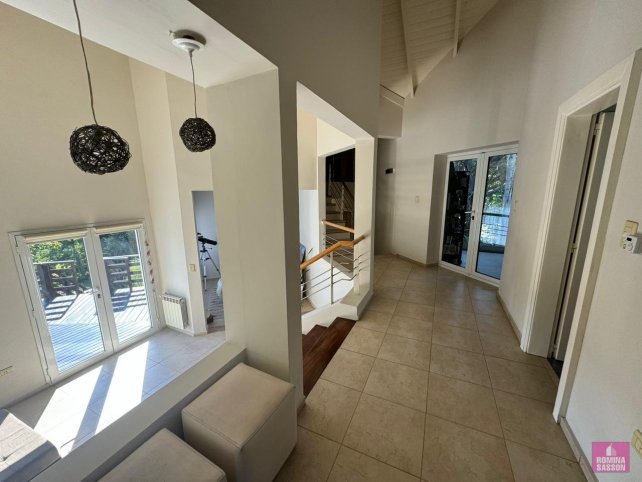 Casa 4 dorm, 340m² con piscina y garage — Country Sierras de Tandil