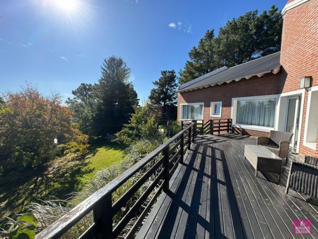 Casa 4 dorm, 340m² con piscina y garage — Country Sierras de Tandil