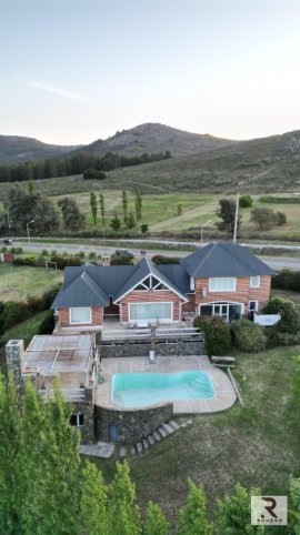 Casa 4 dorm, 425m² con garage — Linstow