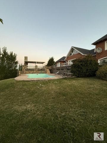 Casa 4 dorm, 425m² con garage — Linstow
