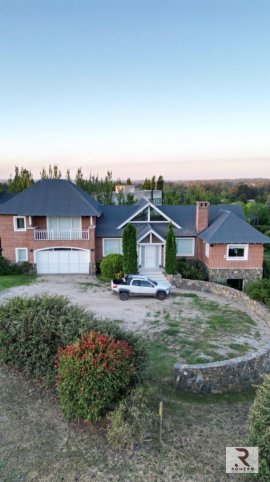 Casa 4 dorm, 425m² con garage — Linstow