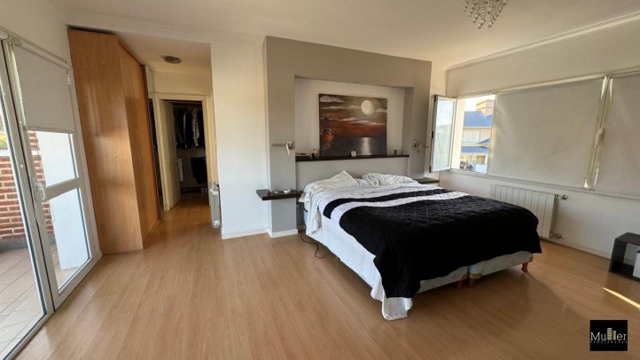 Casa en Venta Calle Linstown, 428m², 5 dormitorios, 4 baños, 4 cocheras