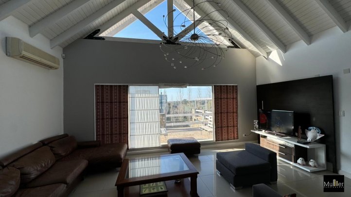 Casa en Venta Calle Linstown, 428m², 5 dormitorios, 4 baños, 4 cocheras