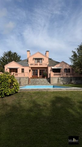 Casa 4 dorm, 292m² en lote de 1800m² con cochera — Fernandez de la Cruz