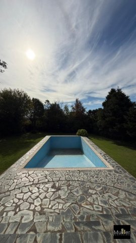 Casa 4 dorm, 292m² en lote de 1800m² con cochera — Fernandez de la Cruz