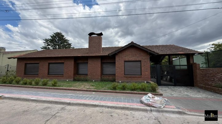 Casa reciclada a nueva, 4 dorm, 3 baños, pileta — Carriego y Carlos Gardel