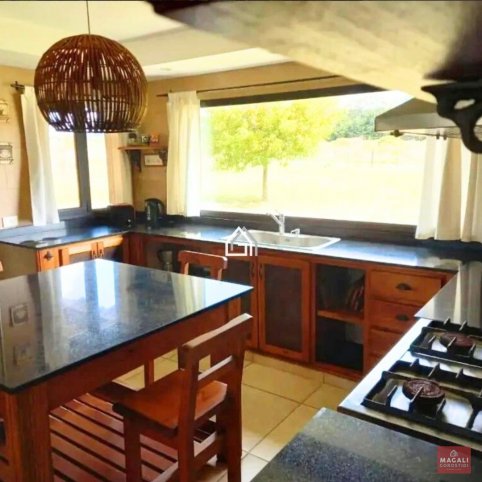 Casa 3 dorm, 380m² con pileta y cochera — El Paraíso