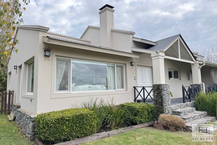 Casa 3 dorm, 205m² con jardín y pileta — Country Sierras de Tandil