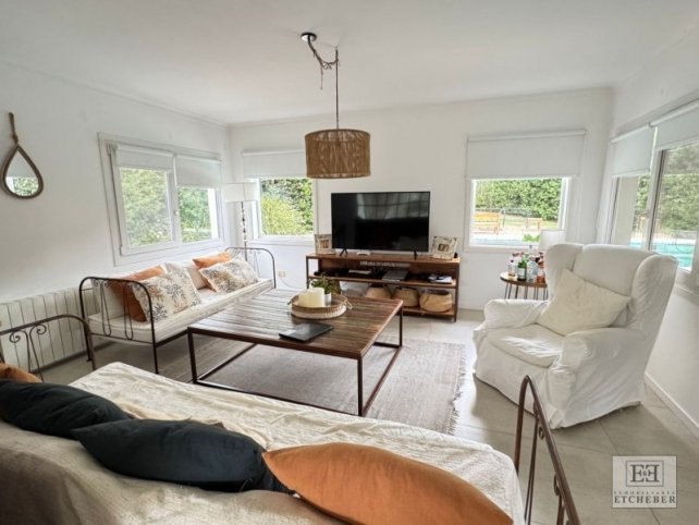 Casa 3 dorm, 205m² con jardín y pileta — Country Sierras de Tandil