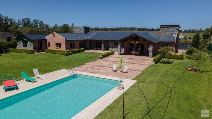 Casa 3 dorm, 350m² con pileta y quincho