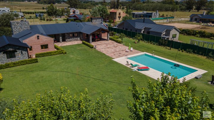 Casa 3 dorm, 350m² con pileta y quincho
