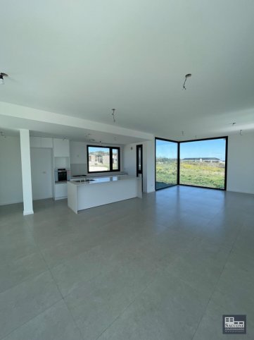Casa 3 dorm, 300m² a estrenar en Valle de Tandil