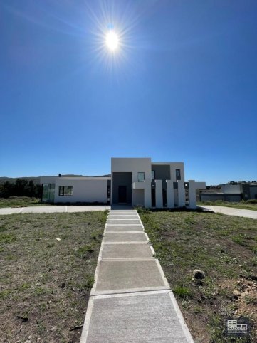 Casa 3 dorm, 300m² a estrenar en Valle de Tandil