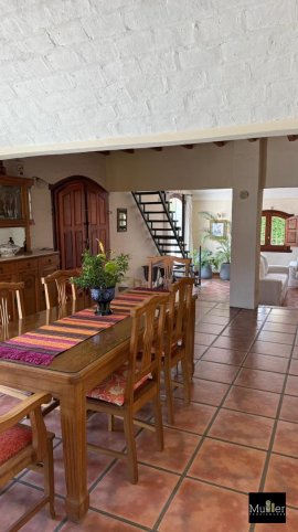 Casa 4 dorm, 3 baños, con pileta y garage — Linstow