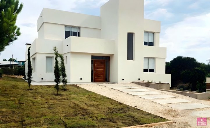 Casa moderna 4 dorm, 140m² en Costa Esmeralda Barrio Deportiva