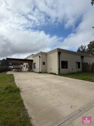 Casa 3 dorm, 240m² con quincho y pileta climatizada — Los Ceibos